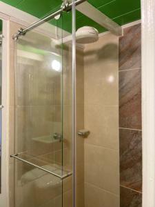 W łazience znajduje się prysznic ze szklanymi drzwiami. w obiekcie La Posada de La Abuela Salento w mieście Salento