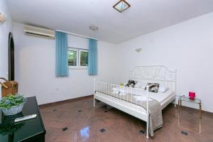 Postel nebo postele na pokoji v ubytování Family friendly seaside apartments Brela, Makarska - 6007
