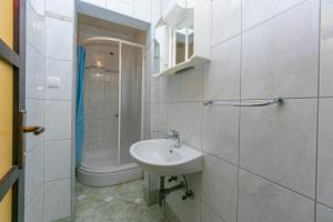 Koupelna v ubytování Family friendly seaside apartments Brela, Makarska - 6007