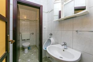 Koupelna v ubytování Family friendly seaside apartments Brela, Makarska - 6007
