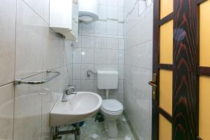 Koupelna v ubytování Family friendly seaside apartments Brela, Makarska - 6007