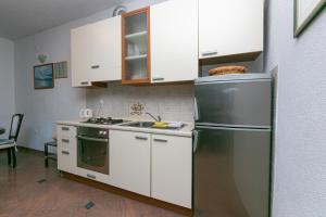 Kuchyň nebo kuchyňský kout v ubytování Family friendly seaside apartments Brela, Makarska - 6007