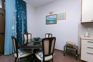 eine Küche mit einem Tisch und Stühlen im Zimmer in der Unterkunft Apartments by the sea Brela, Makarska - 6007 in Brela