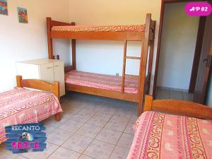 a room with two bunk beds in a room at Recanto da Garça in Guarda do Embaú