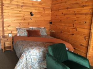 Postel nebo postele na pokoji v ubytování Alpine Lodge Motel