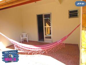 a hammock in the corner of a room at Recanto da Garça in Guarda do Embaú