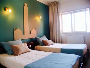 Łóżko lub łóżka w pokoju w obiekcie Hotel Areias Claras