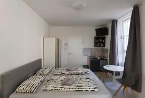 een slaapkamer met een bed en een tafel in een kamer bij Engel Apartments Baden-Baden in Baden-Baden