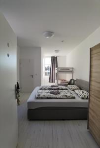 um quarto com uma cama grande num quarto em Engel Apartments Baden-Baden em Baden-Baden