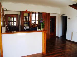 uma sala de estar com um balcão e pisos em madeira em Hotel Areias Claras em Viana do Castelo