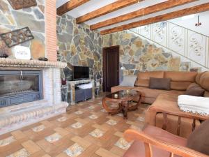 阿里納斯的住宿－Belvilla by OYO Villa Mariposa，客厅设有壁炉和石墙
