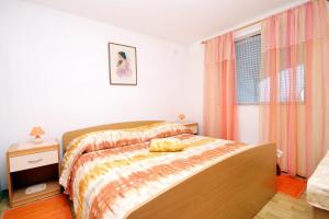Dormitorio con cama con almohada amarilla en Apartments by the sea Prigradica, Korcula - 543, en Blato