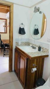 聖塔克魯茲的住宿－Beautiful 2-bedroom home OR Studio Apartment OPTION in Santa Cruz，一间带水槽和镜子的浴室