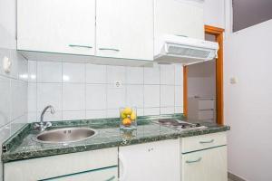 een keuken met een wastafel en een aanrecht bij Apartments with a parking space Orebic, Peljesac - 643 in Orebić