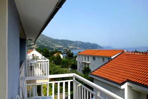 einen Balkon eines Hauses mit Meerblick in der Unterkunft Apartments with a parking space Orebic, Peljesac - 643 in Orebić