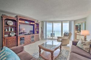 een woonkamer met een bank en een tv bij Relaxing Resort Retreat with Impeccable Ocean Views! in North Topsail Beach