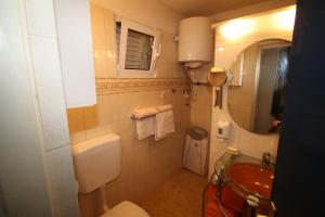 スチュライにあるSeaside holiday house Sucuraj, Hvar - 15141の洗面台、トイレ、鏡のあるバスルーム +15枚の写真
