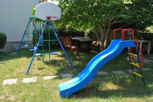 - une aire de jeux avec toboggan et panier de basket dans l'établissement Apartments for families with children Kampor, Rab - 15144, à Rab