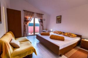 Postel nebo postele na pokoji v ubytování Apartments for families with children Kampor, Rab - 15144