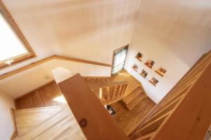 una escalera en una casa con suelo de madera en Sanso Harunoki staff-resident type - Vacation STAY 11615 en Furano