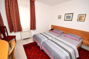 A bed or beds in a room at Rooms by the sea Trogir - 15155