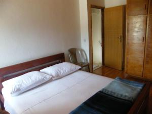 a bedroom with a large bed with a wooden headboard at Holiday house with a parking space Lumbarda, Korcula - 15165 in Lumbarda