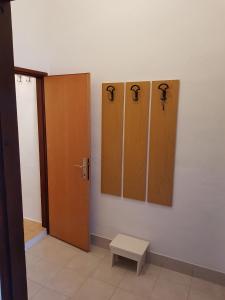 ein Umkleideraum mit drei Schließfächern an der Wand in der Unterkunft Apartments by the sea Cove Koromasna, Zirje - 15166 in Žirje