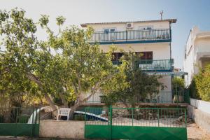 Zdjęcie z galerii obiektu Family friendly seaside apartments Grebastica, Sibenik - 15170 w mieście Grebaštica