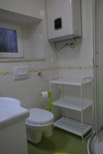 茨雷斯的住宿－Apartments by the sea Cres - 15171，白色的浴室设有卫生间和水槽。