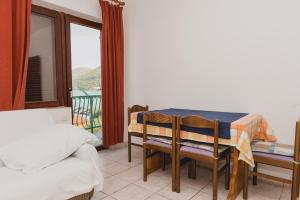 Zdjęcie z galerii obiektu Family friendly seaside apartments Grebastica, Sibenik - 15170 w mieście Grebaštica