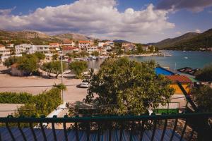 Zdjęcie z galerii obiektu Family friendly seaside apartments Grebastica, Sibenik - 15170 w mieście Grebaštica