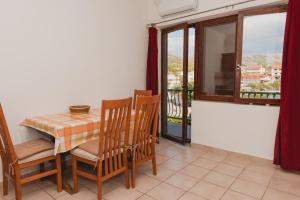 Zdjęcie z galerii obiektu Family friendly seaside apartments Grebastica, Sibenik - 15170 w mieście Grebaštica