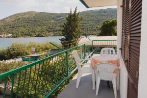Zdjęcie z galerii obiektu Family friendly seaside apartments Grebastica, Sibenik - 15170 w mieście Grebaštica