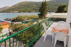 Zdjęcie z galerii obiektu Family friendly seaside apartments Grebastica, Sibenik - 15170 w mieście Grebaštica