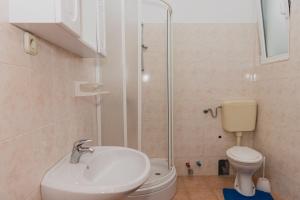 Zdjęcie z galerii obiektu Family friendly seaside apartments Grebastica, Sibenik - 15170 w mieście Grebaštica