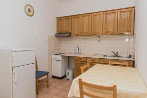 Zdjęcie z galerii obiektu Family friendly seaside apartments Grebastica, Sibenik - 15170 w mieście Grebaštica