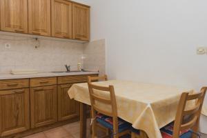 Zdjęcie z galerii obiektu Family friendly seaside apartments Grebastica, Sibenik - 15170 w mieście Grebaštica