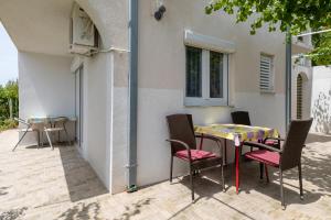 Balkón alebo terasa v ubytovaní Apartments by the sea Pisak, Omis - 15177