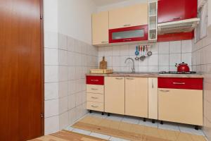 Kuchyňa alebo kuchynka v ubytovaní Apartment Pisak 15177b