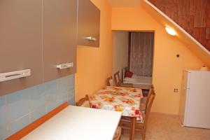 um pequeno quarto com uma mesa e uma cozinha em Apartments with a parking space Valbandon, Fazana - 15161 em Fažana