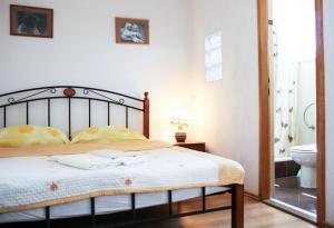 Postel nebo postele na pokoji v ubytování Apartments by the sea Makarska - 15200
