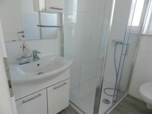 Kúpeľňa v ubytovaní Apartments with a parking space Baska Voda, Makarska - 15214 + 35 fotografií