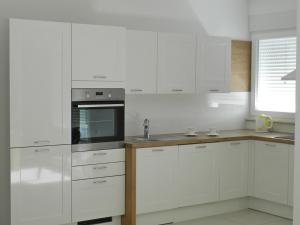 Kuchyňa alebo kuchynka v ubytovaní Apartments with a parking space Baska Voda, Makarska - 15214