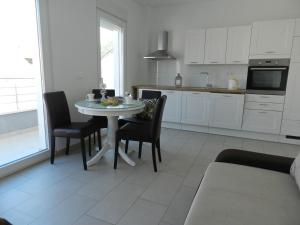 Kuchyňa alebo kuchynka v ubytovaní Apartments with a parking space Baska Voda, Makarska - 15214