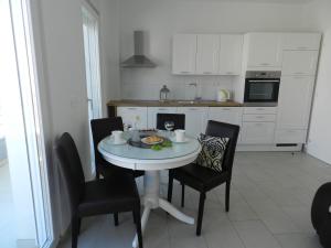 Kuchyňa alebo kuchynka v ubytovaní Apartments with a parking space Baska Voda, Makarska - 15214