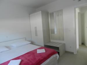 Posteľ alebo postele v izbe v ubytovaní Apartments with a parking space Baska Voda, Makarska - 15214