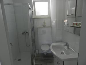 Kúpeľňa v ubytovaní Apartments with a parking space Baska Voda, Makarska - 15214