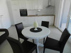 Kuchyňa alebo kuchynka v ubytovaní Apartments with a parking space Baska Voda, Makarska - 15214