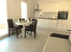 Kuchyňa alebo kuchynka v ubytovaní Apartments with a parking space Baska Voda, Makarska - 15214