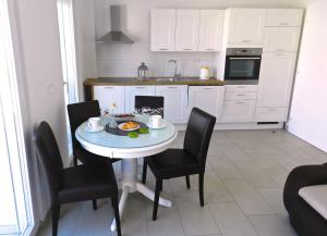 Kuchyňa alebo kuchynka v ubytovaní Apartments with a parking space Baska Voda, Makarska - 15214